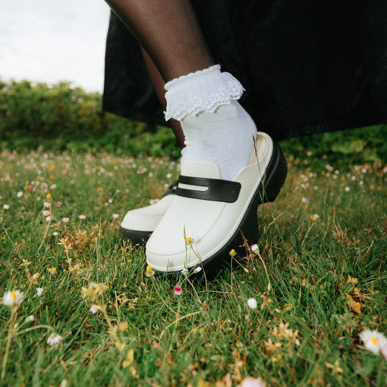 CROCS 洞洞鞋也出瑪莉珍鞋？一穿上就變身可愛又迷人的反派角色！