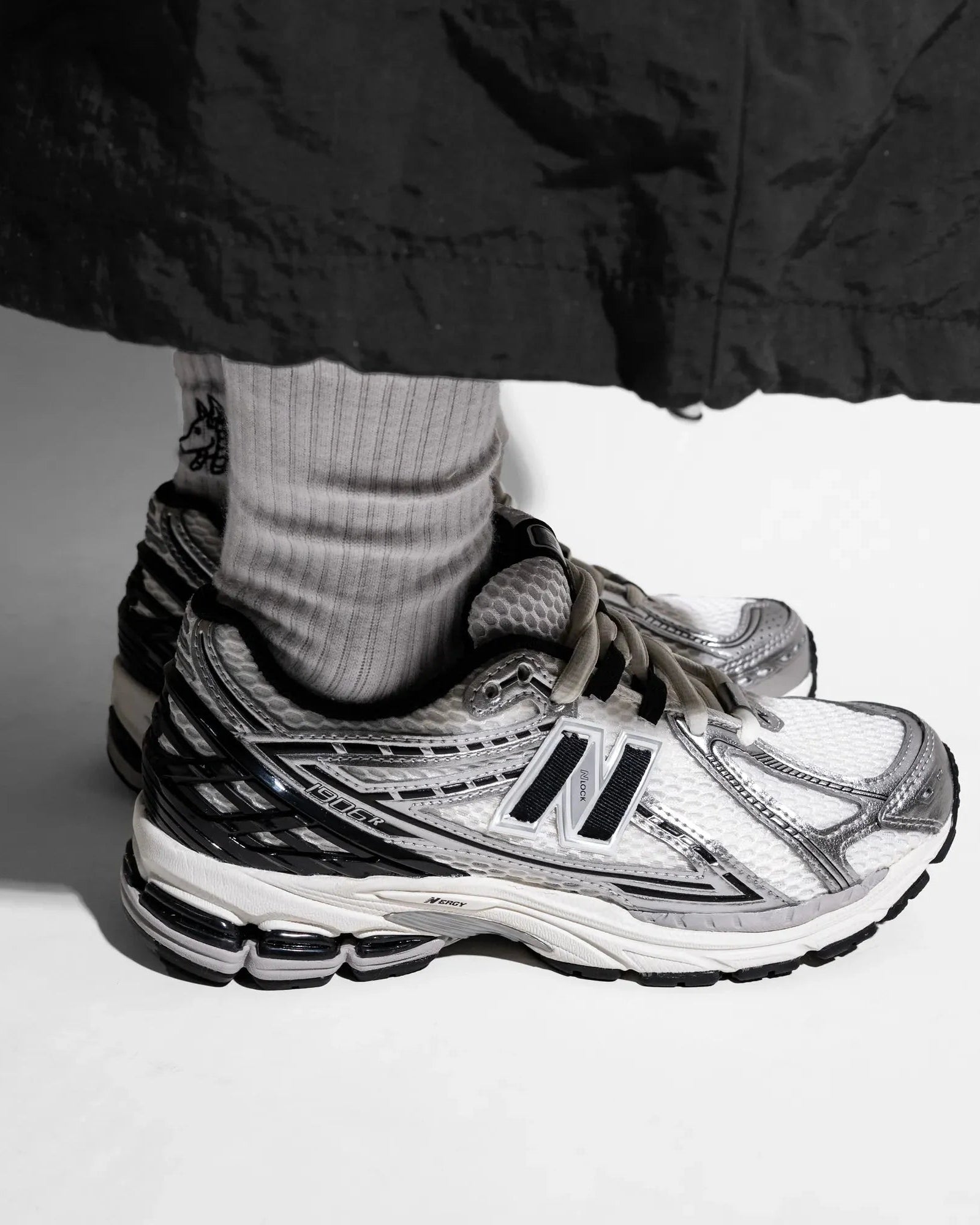 New Balance 1906R 黑白銀 - HADNUS